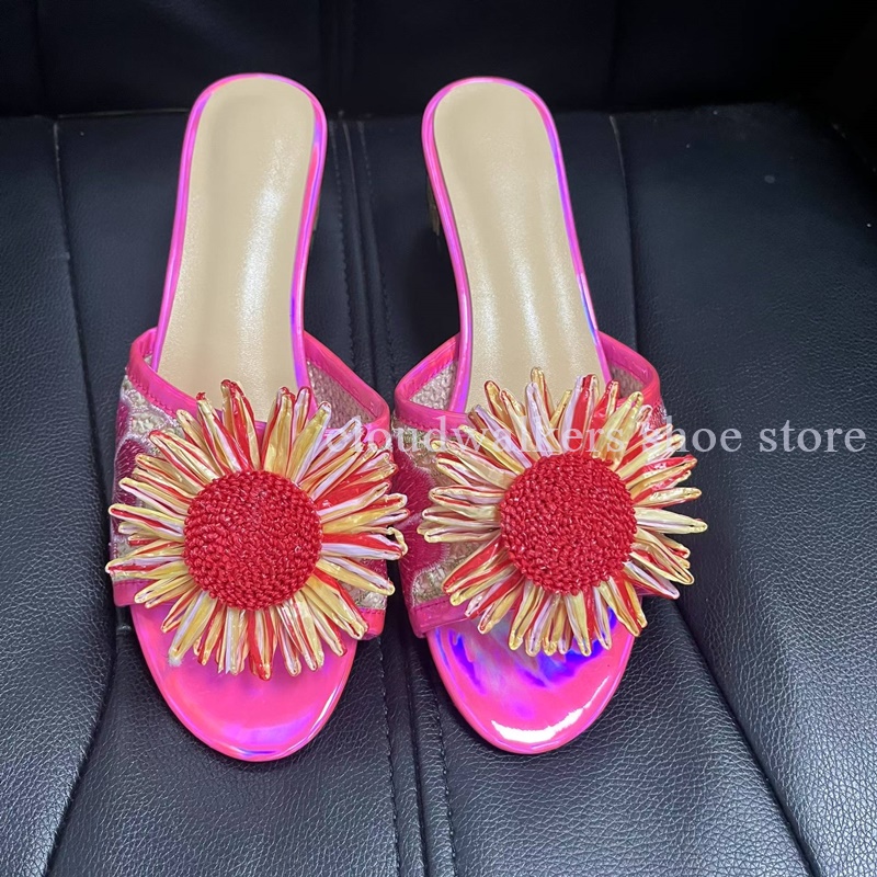 Embroidery Design - شبشب صيفي بتصميم مرح ومقدمة مفتوحة،