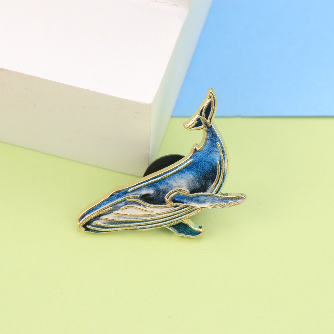 Embroidery Whale - دبوس مينا على شكل حوت أزرق