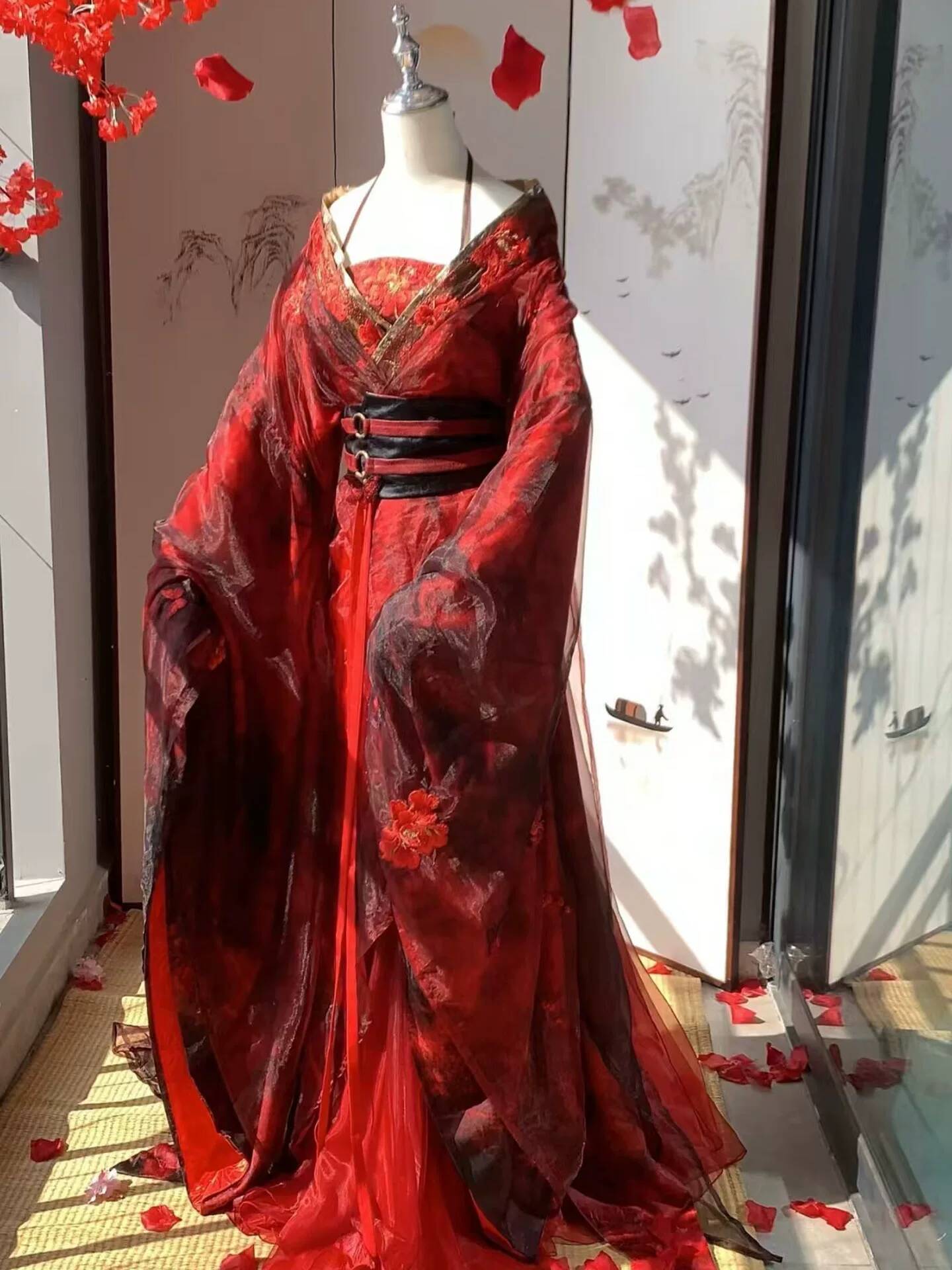 Embroidery Red - جديد: زي هانفو نسائي أحمر على