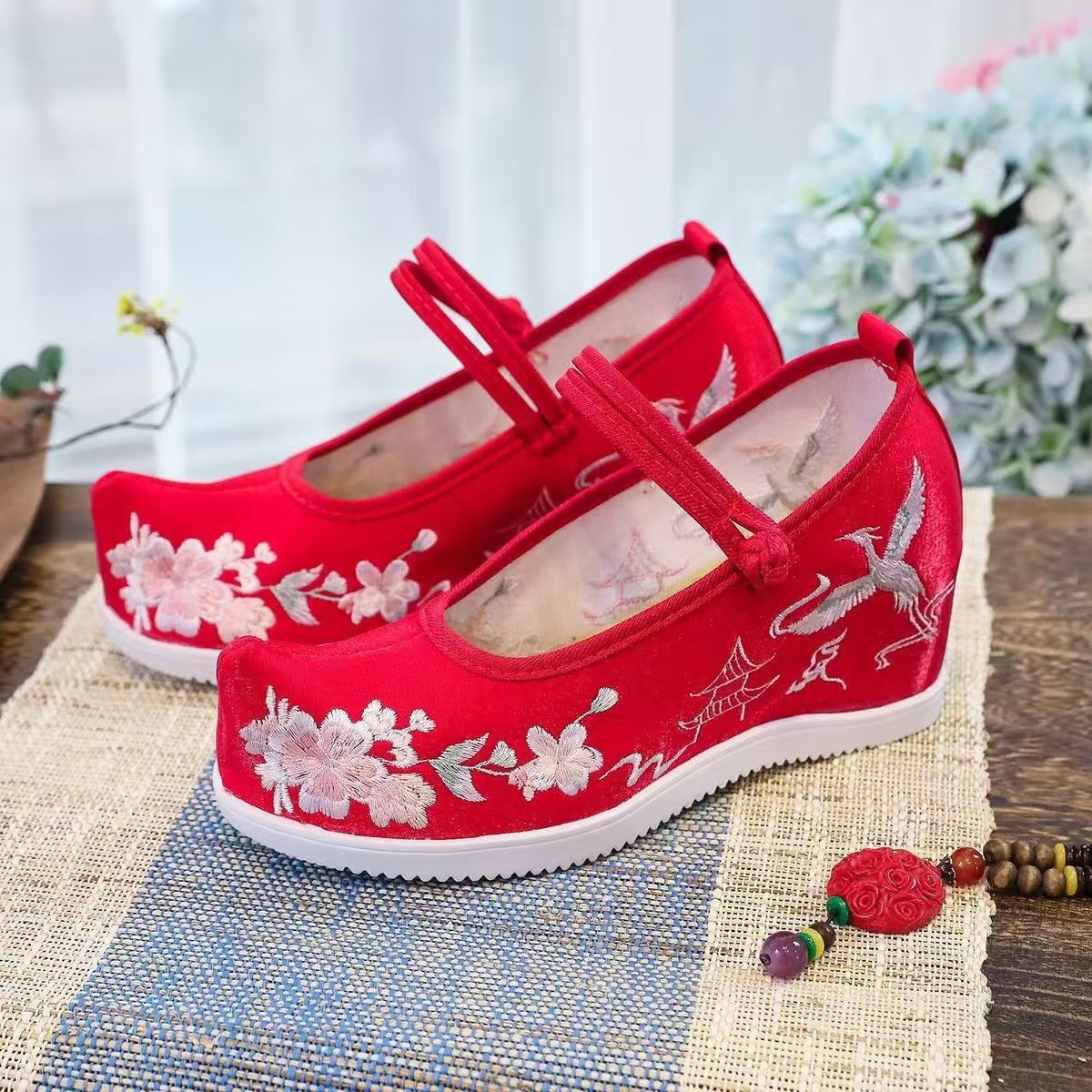 Embroidery Red - النساء زيادة الأحذية المطرزة الداخلية سميكة