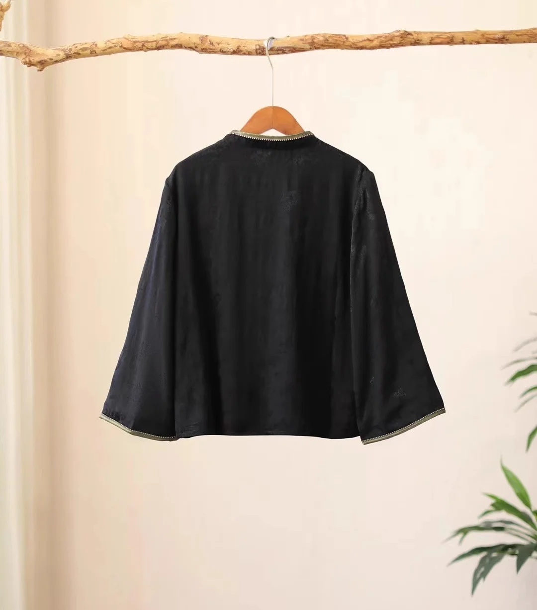 بلوزة ربيعية فاخرة للنساء من ق - مراجعة Embroidery On Black Shirt وسعره