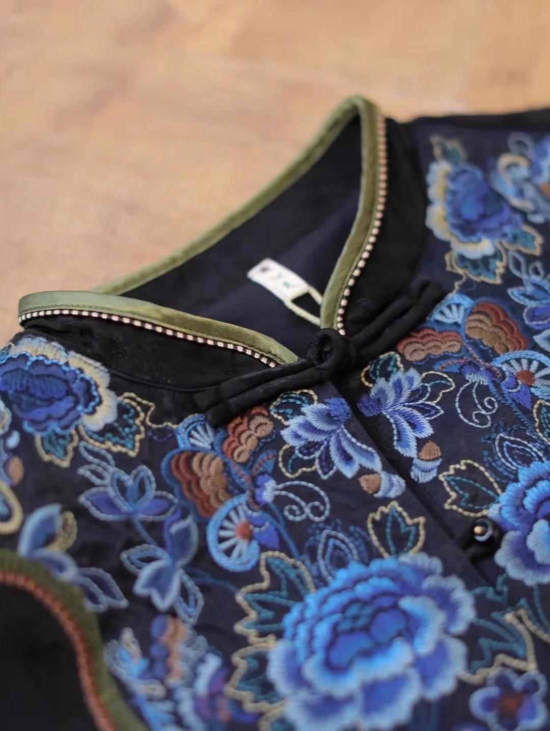 بلوزة ربيعية فاخرة للنساء من ق - مراجعة Embroidery On Black Shirt وسعره