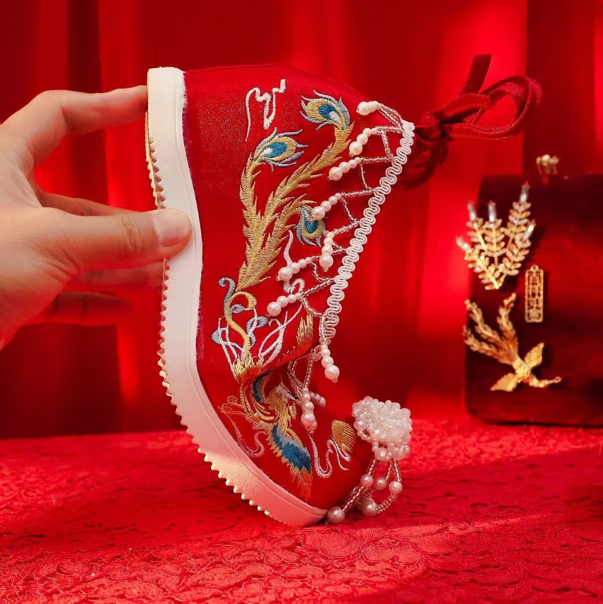 المرأة الجديدة الأحمر المطرزة  - مراجعة Embroidery Red وسعره